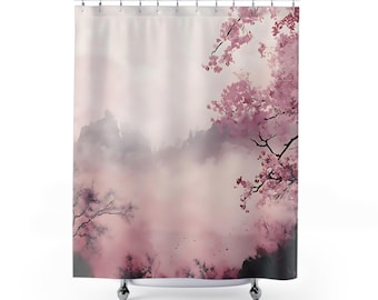 Puede incluir: Una cortina de ducha rosa y gris con una pintura de acuarela de una escena de montaña brumosa con un cerezo en flor en primer plano.