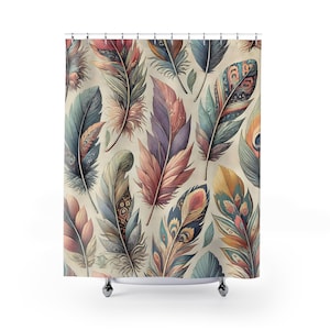 以下が含まれることがあります： 複雑なディテールが施されたカラフルな羽根のパターンが特徴のシャワーカーテン。背景は薄いベージュです。