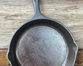 Vintage Lodge USA No. 6 Cast Iron Skillet — 9″ Hand-Seasoned Pan, Classic American Cookware