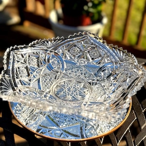 Vintage Pressed Glass Handkerchief Pedestal Bowl – Scalloped Hobstar & Fan Pattern Clear Glass Serving Bowl – EAPG Style 1960s–1980s