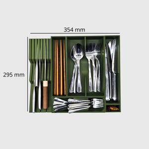 Puede incluir: Un organizador de cubiertos verde, de 35,4 cm de ancho y 29,5 cm de largo, lleno de cubiertos de acero inoxidable. Incluye cuchillos, tenedores, cucharas y palillos. El organizador est&aacute; dise&ntilde;ado para mantener los utensilios ordenados.
