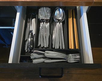 Platzsparender Besteckkasten - 295x265.5 mm | Modulare 5-teilige Einlage | Farboptionen