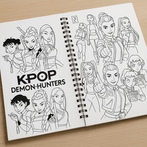 K&ouml;nnte beinhalten: Aufgeschlagenes Spiral-Notizbuch mit schwarz-wei&szlig;en Illustrationen von stilisierten weiblichen Charakteren. Der Text "KPOP DEMON HUNTERS" ist zu sehen. Die Zeichnungen zeigen Frauen in dynamischen Posen, mit detaillierten Frisuren und Kleidung.