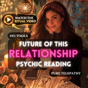 Op de afbeelding: Een psychische leesservice met de tekst WATCH THE RITUAL VIDEO, NO TOOLS, FUTURE OF THIS RELATIONSHIP PSYCHIC READING en PURE TELEPATHY. De afbeelding toont tarotkaarten, een brandende kaars en bloemaccenten in een gedimde omgeving.