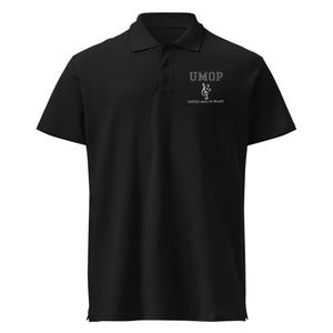 Op de afbeelding: Zwarte poloshirt met een kraag en korte mouwen. Het shirt heeft de tekst "UMOP" boven een muzieksymbool en de woorden "UNITED MEN OF PRAISE" in witte letters.