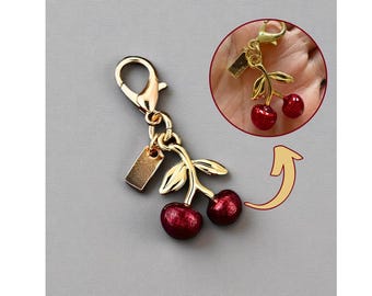 Y2Kベアチェリーキーホルダー、女性用メタルバッグレターチャーム、彼女へのギフト