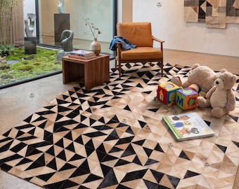 Alfombra geométrica de patchwork de piel de vaca - Alfombra moderna triangular para sala de estar, decoración de lujo para el hogar, alfombra de cuero natural hecha a mano