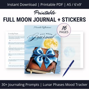 Pode incluir: Diário de lua cheia imprimível com 16 páginas e mais de 30 prompts para o diário. A capa apresenta um livro fechado com um laço azul e uma lua cheia no fundo. O texto "Moonlit Reflections" e "Full Moon Journal" é visível na capa.
