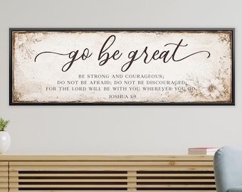 Puede incluir: Un letrero de pared rectangular con marco negro y fondo blanco roto desgastado. El texto dice: go be great, BE STRONG AND COURAGEOUS; DO NOT BE AFRAID; DO NOT BE DISCOURAGED; FOR THE LORD WILL BE WITH YOU WHEREVER YOU GO. JOSHUA 1:9.