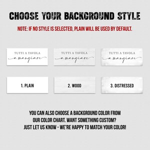 Puede incluir: Imagen que muestra opciones de estilo de fondo para un producto. El texto en la parte superior dice "CHOOSE YOUR BACKGROUND STYLE". Las opciones incluyen liso, madera y envejecido. El texto "TUTTI A TAVOLA a mangiare" se muestra en cada estilo. Texto adicional ofrece coincidencia de color personalizada.