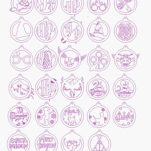 Puede incluir: Una colección de adornos morados cortados con láser con varios diseños y símbolos. Los adornos incluyen imágenes de un rayo, gafas, un ciervo y textos como "Always" y "Merry Christmas".