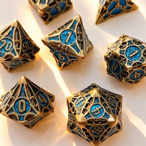 Peut inclure: Ensemble de sept dés polyédriques avec une finition bronze et des accents bleus. Chaque dé présente des motifs géométriques complexes et des chiffres dans une police stylisée. Les dés sont conçus pour les jeux de rôle sur table.