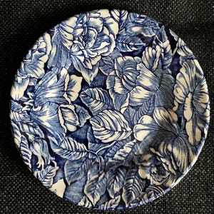 Prato de porcelana azul floral Churchill