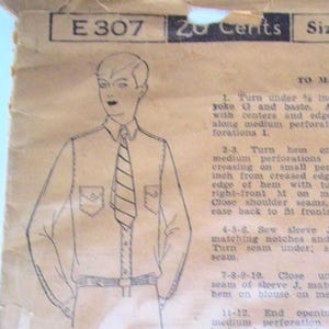 Può includere: Un modello di cucito vintage per una camicia da ragazzo o da giovane. Il modello è per la taglia 8 e costa 20 centesimi. Il modello include istruzioni per la realizzazione della camicia, tra cui la cucitura del colletto, dei polsini, delle tasche e del giromanica.