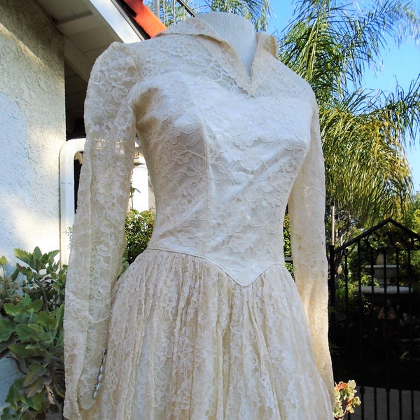 Original frühen 1950er Jahre Hochzeitskleid Beige Spitze und Satin sz S 34-36 ausgestattet Taille Langarm Sweetheart Ausschnitt einfache Mid Century