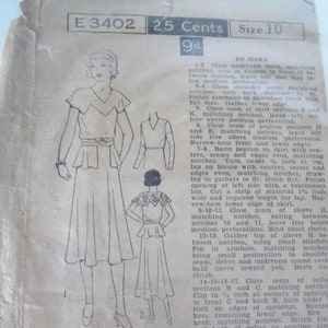 Può includere: Un modello di cucito vintage per un abito da bambina o da ragazza con un peplum ondulato, un collo a scialle e una cintura. Il modello include istruzioni per realizzare un abito senza maniche o un abito con maniche lunghe o corte. Il modello è per la taglia 10 e costa 25 centesimi.