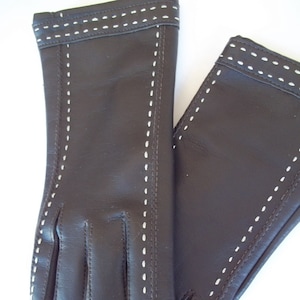 Beautiful Brown Vintage Flannel Lined Faux leather Gloves Vegan 60&#39;s era Beige Top stitching sz S Womens 6.5