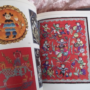 Op de afbeelding: Twee geborduurde panelen, een rond en een vierkant, met kleurrijke figuren en bloemmotieven. Het ronde paneel toont een enkele figuur in een blauwe en rode outfit, terwijl het vierkante paneel meerdere figuren in verschillende poses en kleuren laat zien.