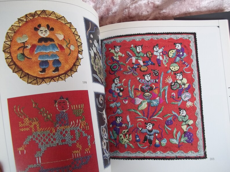 Op de afbeelding: Twee geborduurde panelen, een rond en een vierkant, met kleurrijke figuren en bloemmotieven. Het ronde paneel toont een enkele figuur in een blauwe en rode outfit, terwijl het vierkante paneel meerdere figuren in verschillende poses en kleuren laat zien.