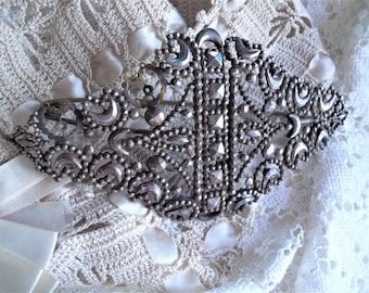 Antike gregorianische Periode Große 6-Zoll-Schärpe Pin Brosche Cut Steel Cut Wasserhahn Handgefertigte Französische Halbmonde Quadrate Kreise 1870