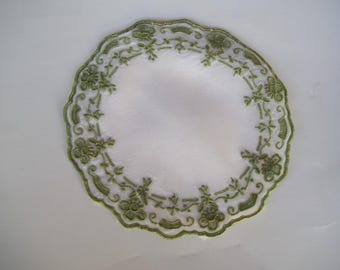 Bonito tapete redondo pequeño vintage de 5,25" bordado a mano en verde sobre tela de voile de algodón. ¿Hermosa artesanía italiana?