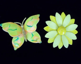 Vintage Retro Original 1960er Jahre Emaille Blume und Goldton Schmetterling Große Brosche Set Daisy und Monarch Schmuck