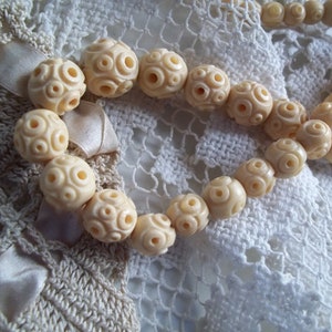 Collier ras de cou sculpté bovin chinois vintage type puzzle perles de boule design optique fermeture baril 16&quot;