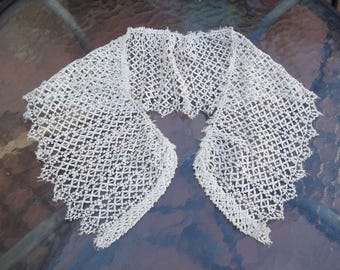 Cuello de encaje anudado, vintage de los años 40 o anterior, hecho a máquina. Tal cual. Color blanco roto.
