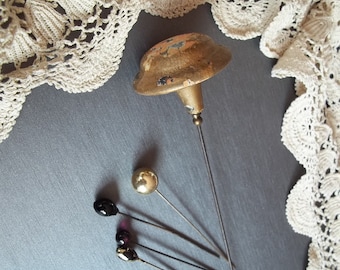 Antike Menge von 5 Hat Stick Pins Extra Lange Holz und 4 kürzere mit einigen Glasköpfen