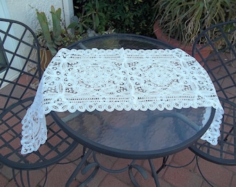 Camino de mesa Battenburg blanco puro y hermoso, 15 x 49 pulgadas.