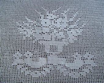 Tapete vintage de ganchillo filet hecho a mano para respaldo de silla o cómoda, color beige, con cesta de flores, de la década de 1920, de excelente calidad.