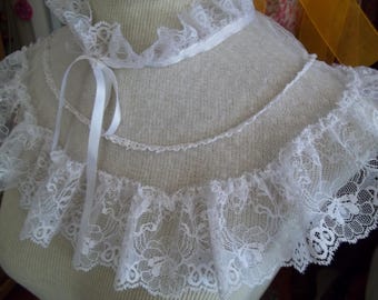 Cuello blanco con volantes y canesú de encaje con cierre de gancho en la espalda