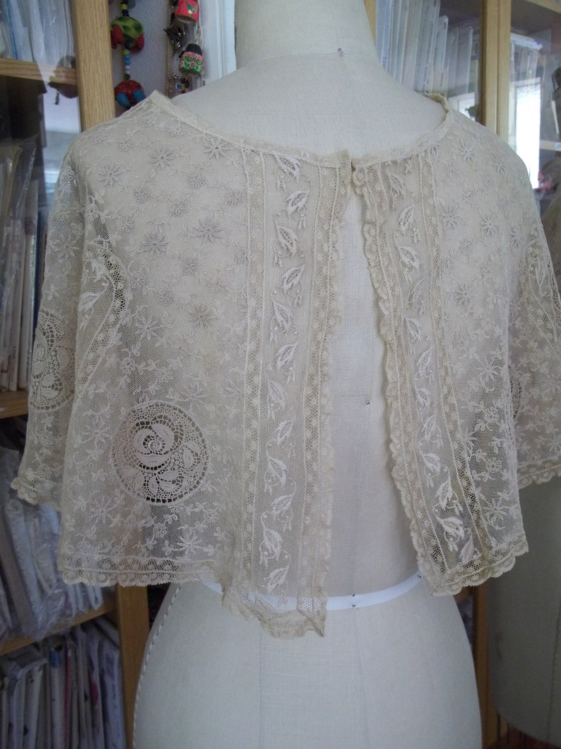 Elegant Vintage lace Collar Extra wide Shawl style pre 1940/'s era Edwardian Beige 1930/'s Dainty Dress accessory