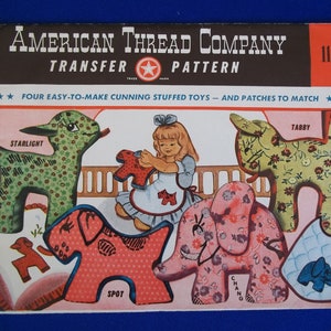 Puede incluir: Un folleto de patrones de costura vintage con un logotipo de estrella rojo, blanco y azul. La portada presenta una ilustración colorida de cuatro juguetes de peluche: un cordero verde, un elefante rosa, un perro rojo y un gato verde. El título del patrón es "American Thread Company Transfer Pattern 114".