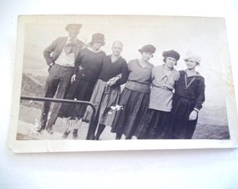 Fotografía antigua original de la década de 1920: Un grupo de 6 amigos con un paisaje montañoso de fondo.