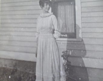 Fotografía original anterior a 1920. Dama cerca de una ventana. Blanco y negro. ¿Isabelle Vivian Borts?