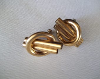 Pendientes vintage de mediados de siglo, chapados en oro, con cierre de rosca y diseño abstracto de tubo circular, de la década de 1950.