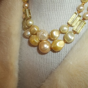 Collier vintage à deux niveaux de fausses perles, fausses perles jaune clair, tour de cou cylindrique en lucite, marque du Japon du milieu du siècle