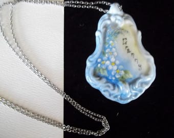 Collar vintage hecho a mano para abuela, fechado en 1955, firmado por Betty Porcelain Blue flowers Grandma