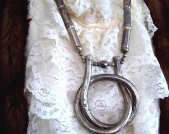 Collar artesanal modernista vintage con grandes anillos entrelazados, plata hecha a mano, probada, sin marcar, de los años 70.