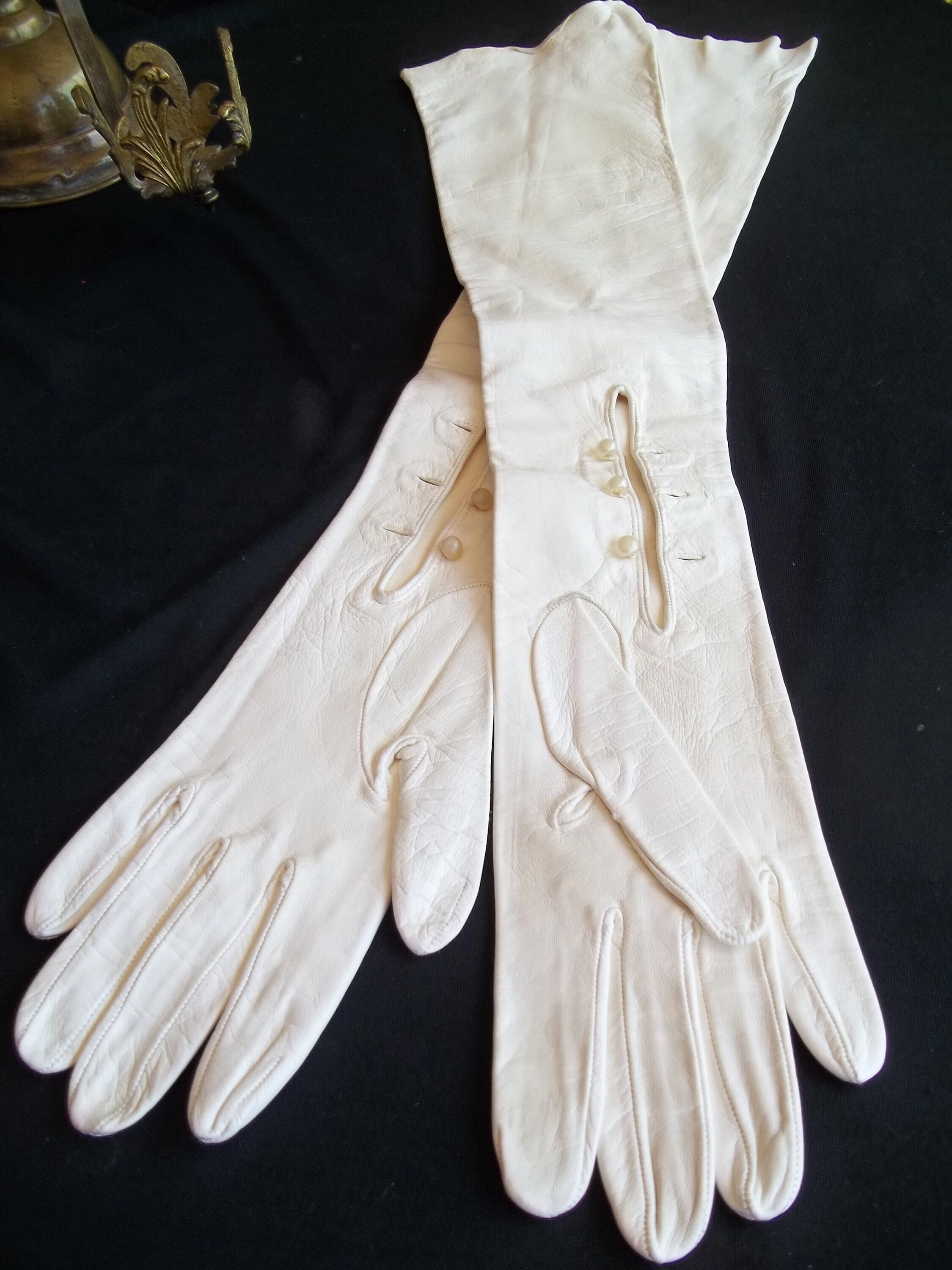 ★VINTAGE HOLLYWOOD★ Ribbon Pearl Gloves_VH249OAC005M Vintage White Extra Long Gloves 22 Inch Pearl Style Buttons