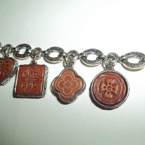 K&ouml;nnte beinhalten: Ein Satz von drei Keramik-Nistt&ouml;pfen in Blau-, Gr&uuml;n- und Wei&szlig;t&ouml;nen. Die Schalen haben eine gesprenkelte Glasur und ein schlichtes Design. Die gr&ouml;&szlig;te Sch&uuml;ssel hat einen Durchmesser von etwa 18 cm.