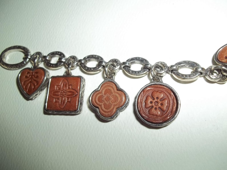 K&ouml;nnte beinhalten: Ein Satz von drei Keramik-Nistt&ouml;pfen in Blau-, Gr&uuml;n- und Wei&szlig;t&ouml;nen. Die Schalen haben eine gesprenkelte Glasur und ein schlichtes Design. Die gr&ouml;&szlig;te Sch&uuml;ssel hat einen Durchmesser von etwa 18 cm.