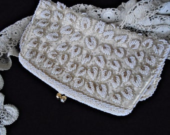 Cartera vintage con cuentas hechas a mano: floretes blancos, perlas artificiales, Hong Kong