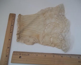 Antieke mouw- of poppenjurk met handgemaakte katoenen chiffon kloskant