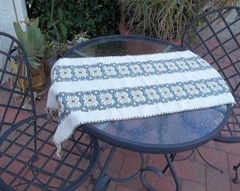 Camino de mesa tejido vintage hecho a mano al estilo turco anatolio, c. 1950-1970, azul, beige y amarillo con flecos, 14 x 41 pulgadas.