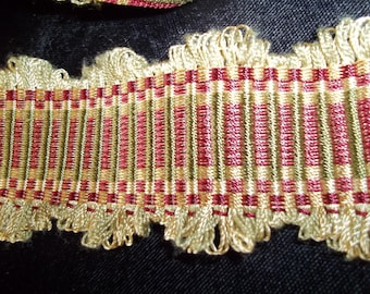 18 yardas de cinta trenzada vintage de 1,75" en dorado y rojo. ¡Te lo llevas todo! Tejido plano con extremos en bucle.