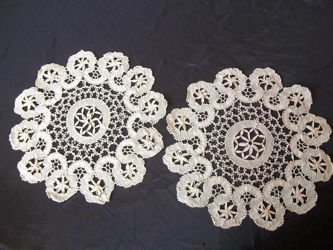 Vintage Handmade Needle Lace Doilies Set 2 Flowers Leaf Center Most
