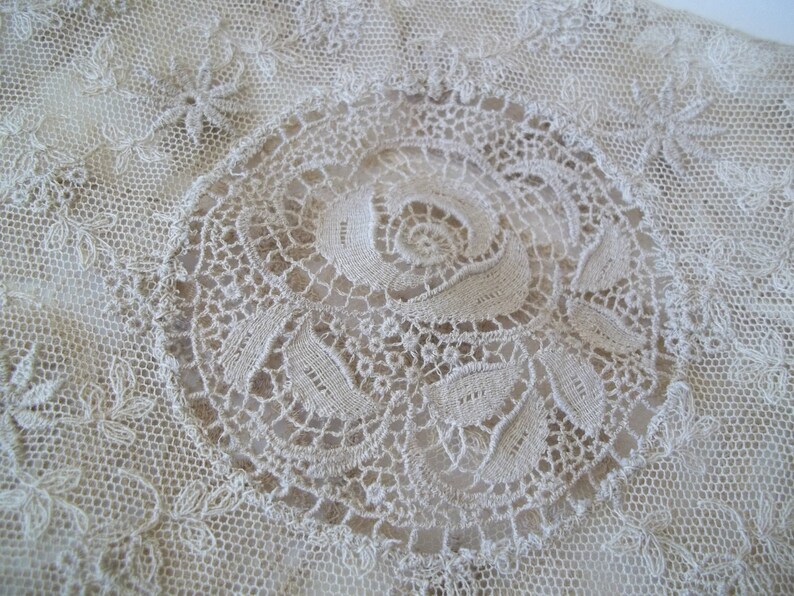 Elegant Vintage lace Collar Extra wide Shawl style pre 1940/'s era Edwardian Beige 1930/'s Dainty Dress accessory