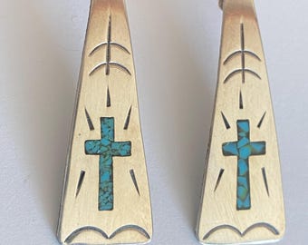 Pendientes colgantes de plata de ley 925 con detalles de turquesa y cruz con el sello STG.